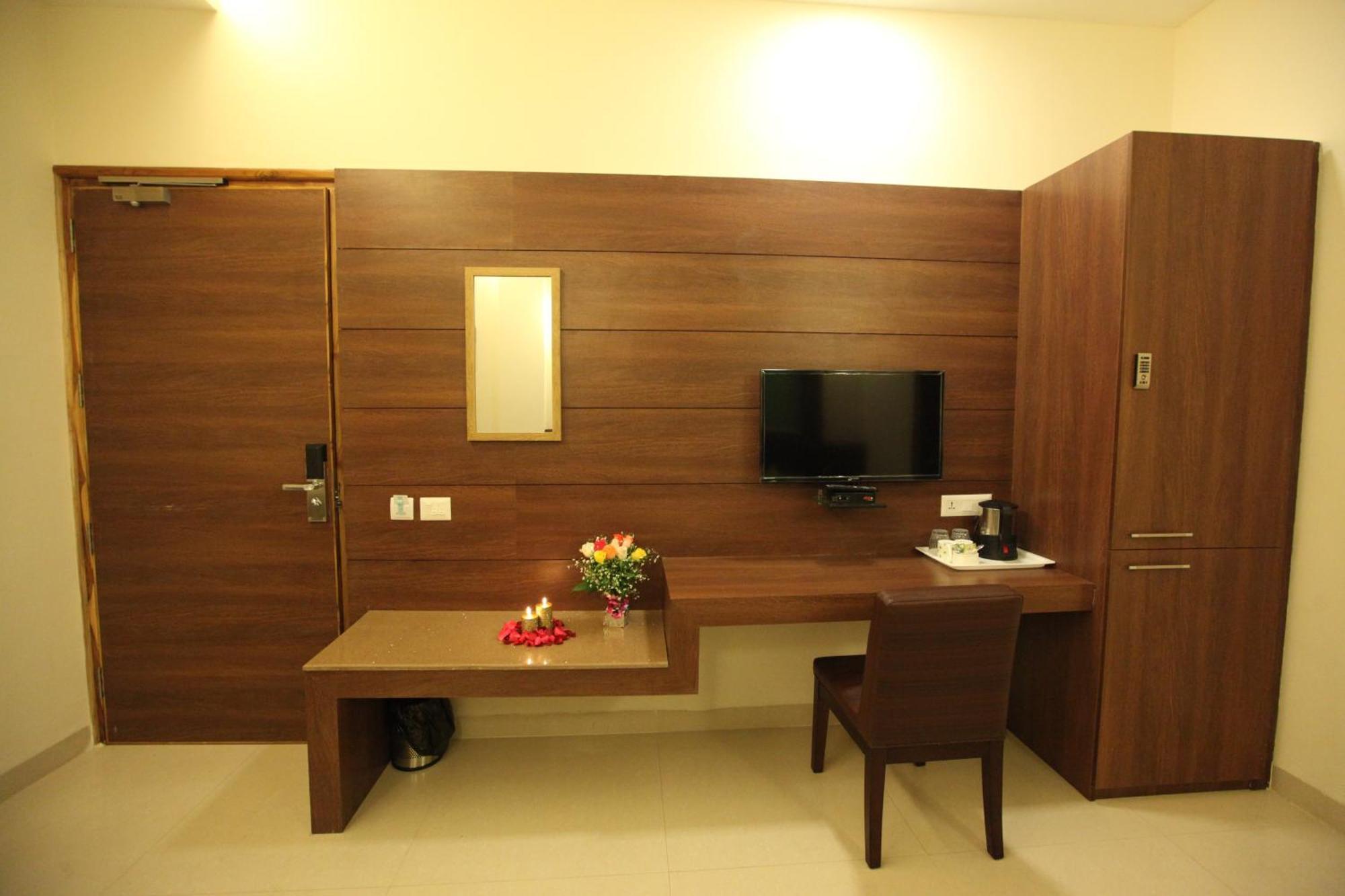 Hotel Golden Fern Patiāla エクステリア 写真